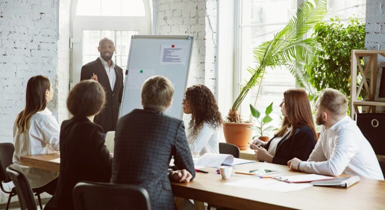 pessoas em uma discutindo em uma sala de reunião