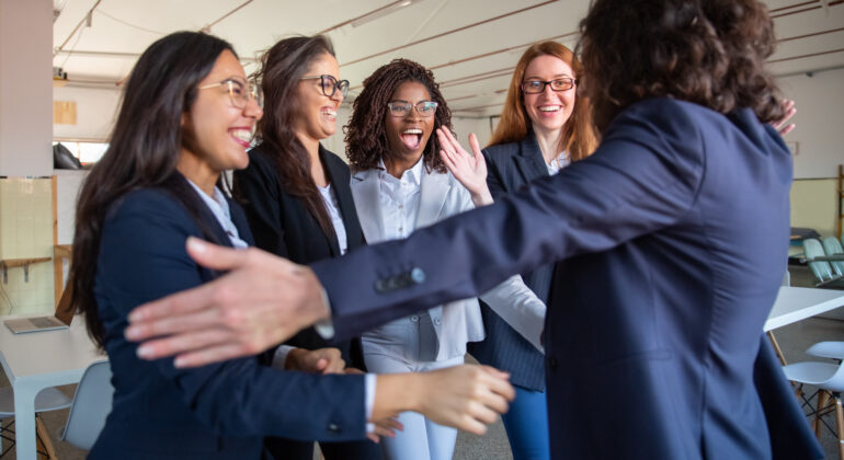 Imagem ilustrativa de equipe empresarial em energia de celebração.
