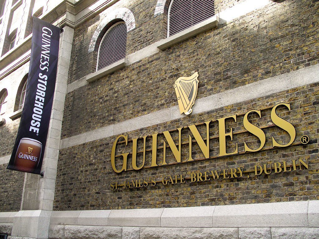 Imagem da cervejaria Guinness Storehouse em viagem para Irlanda