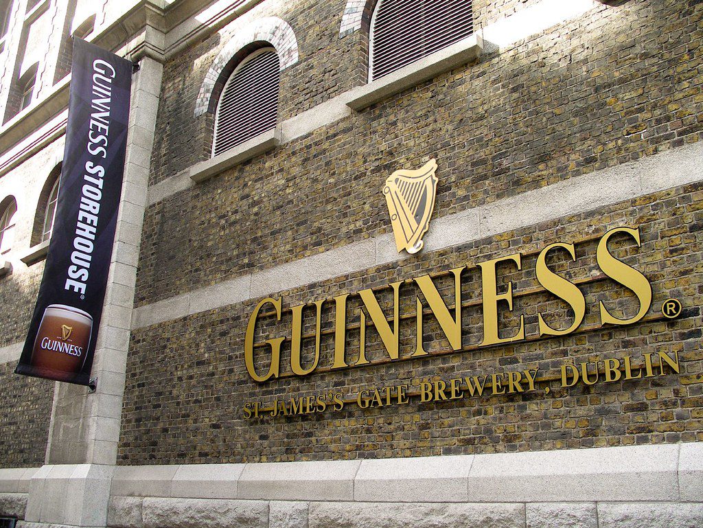 Imagem da cervejaria Guinness Storehouse em viagem para Irlanda