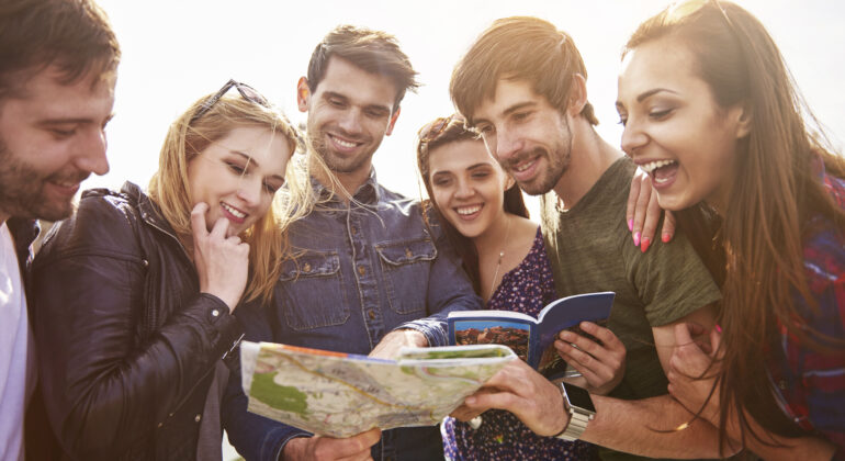 Imagem ilustrativa de equipe motivada em uma viagem de incentivo