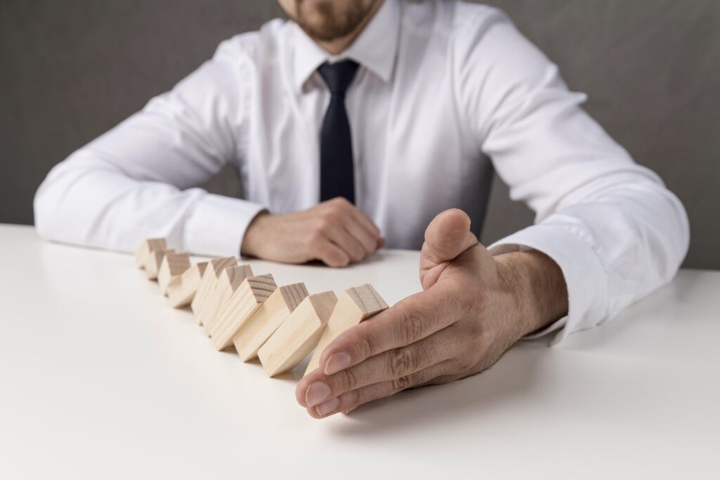 Imagem ilustrativa de um homem com segurando peças de madeira.