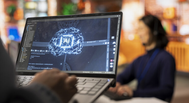 Imagem ilustrativa de pessoa trabalhando com inteligência artificial