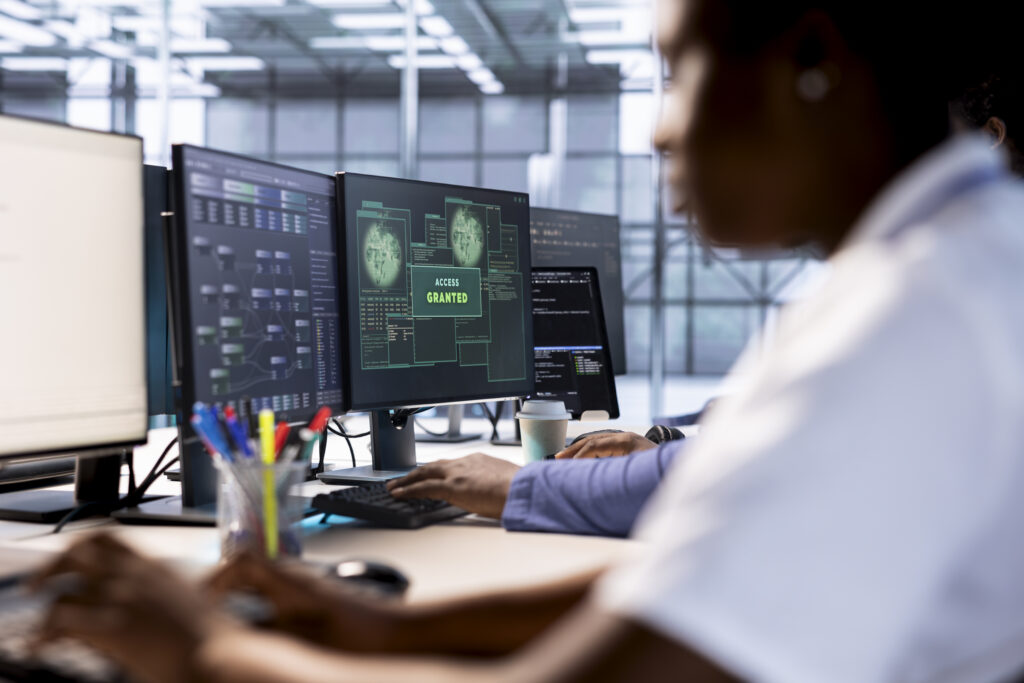 Imagem ilustrativa de uma mulher trabalhando com cibersegurança