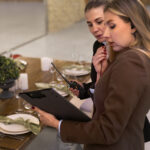 imagem de pessoa conferindo planjamento de eventos