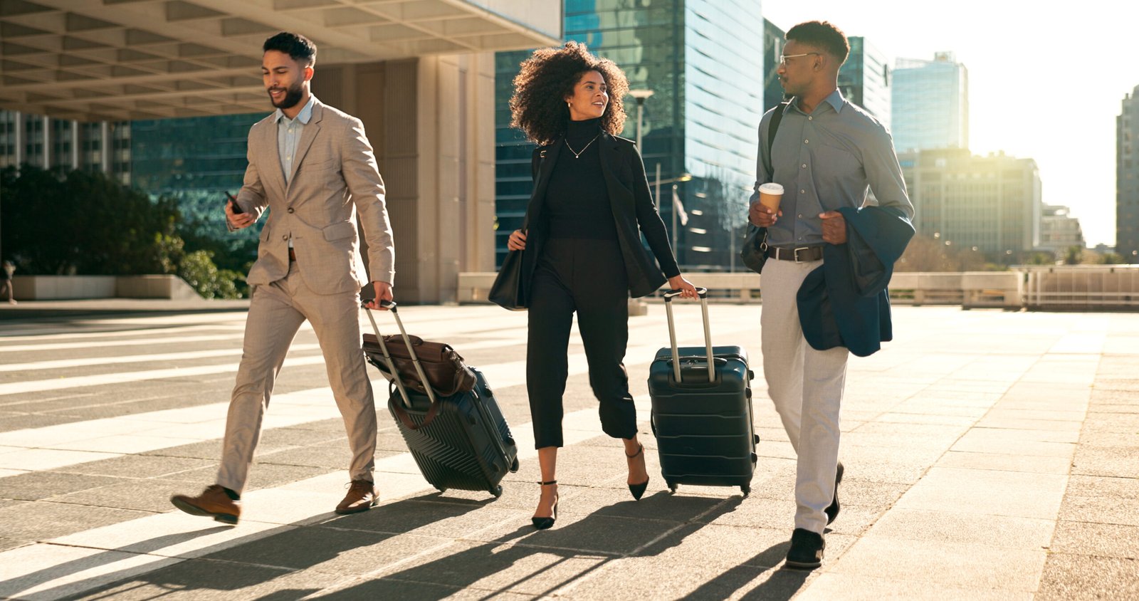 imagem ilustrativa de pessoas com malas, indo para um viagem corporativa